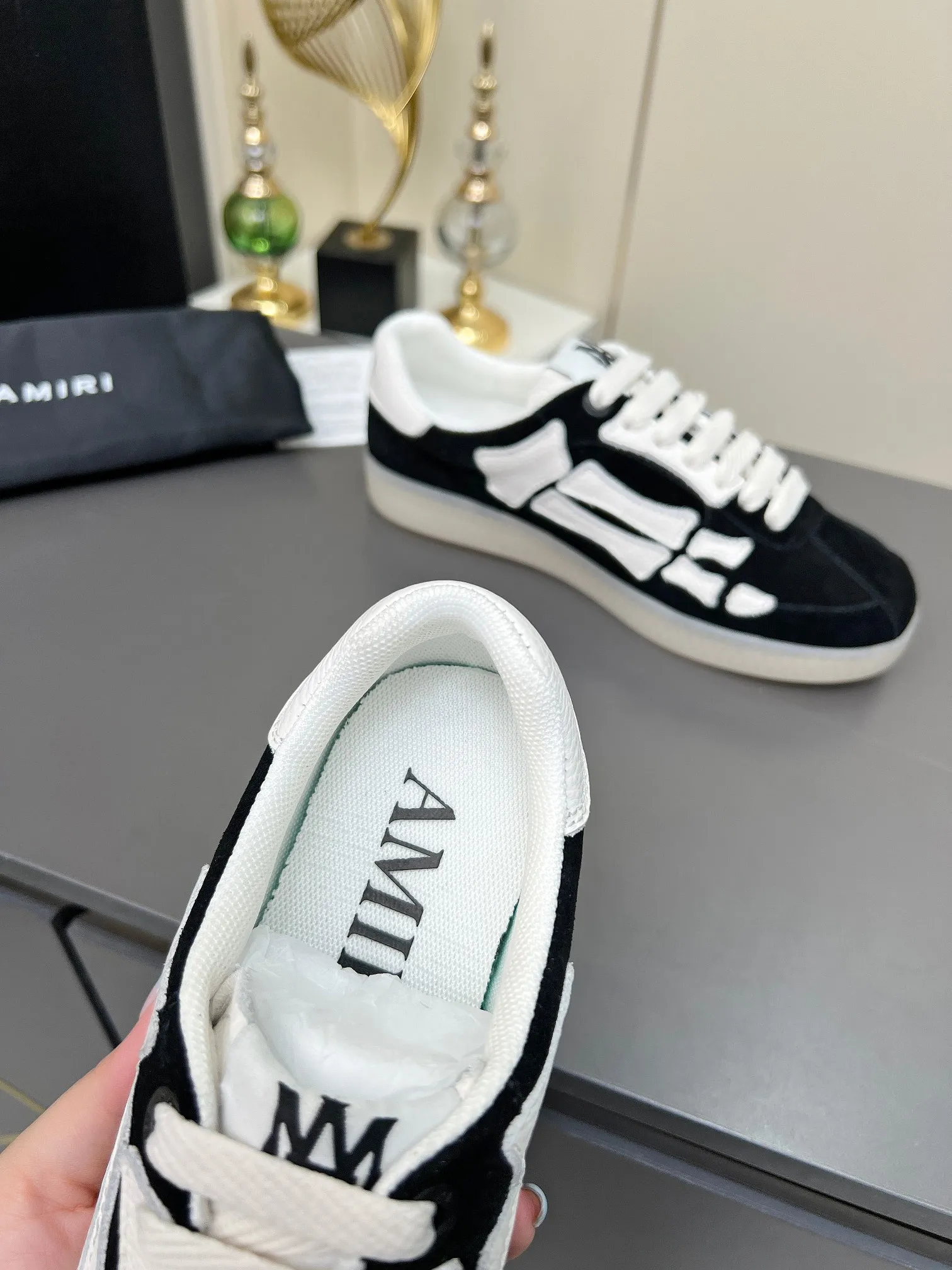 Men's Men's Shoes 💰580 Bone Shoes · AMIRI Skel-Top AMIRI 🔥 launches a new "ThePacific" series of low-top casual sports moral training shoes in the early spring of 2025. This iconic shoe covers men's and women's shoes, drawing inspiration from the brand's classic sports style and elegantly integrating West Coast style. "The Pacific" contrasting five-pointed star series is rooted in Amiri's unique California genes, showing the freedom and leisure atmosphere of the West Coast. This series launches two styles that incorporate the brand's iconic elements: the leather version is made of pure white leather with a same-color sole, and is embellished with star patterns on the side of the shoe, just like the bright starry sky of California. The black and ocean blue colors are shared by men and women, and there is also a red star model exclusive for men and a light pink star model exclusive for women. The suede model is decorated with the brand's classic bone pattern on the side of the shoe. The rubber sole and suede fabric complement each other. The color scheme covers black, chocolate and sand, and is suitable for both men and women. Made of imported cowhide and decorated with bone pieces on the sides of the upper, it is novel and unique and has a good three-dimensional effect! High-density breathable mesh lining + original molded TPU outsole 🙏 Recommended by celebrities, bloggers and internet celebrities, 🚵🏻 an indispensable item for shopping, partying and traveling. One of the most unmissable sneakers in 2025 ✦Color: 10 colors available ✦Size: Women’s size 35--40 ✦Size: Men’s size 39--45